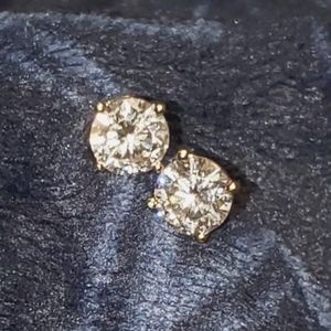 2 carat moissonite Studs basket set with 4 prongs holding on to stone